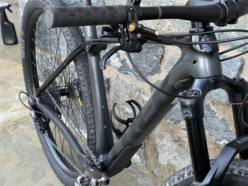 Trek Procaliber 2022 - Shimano XT, Saint čtyřpístky, UDH patka, mnoho vylepšení