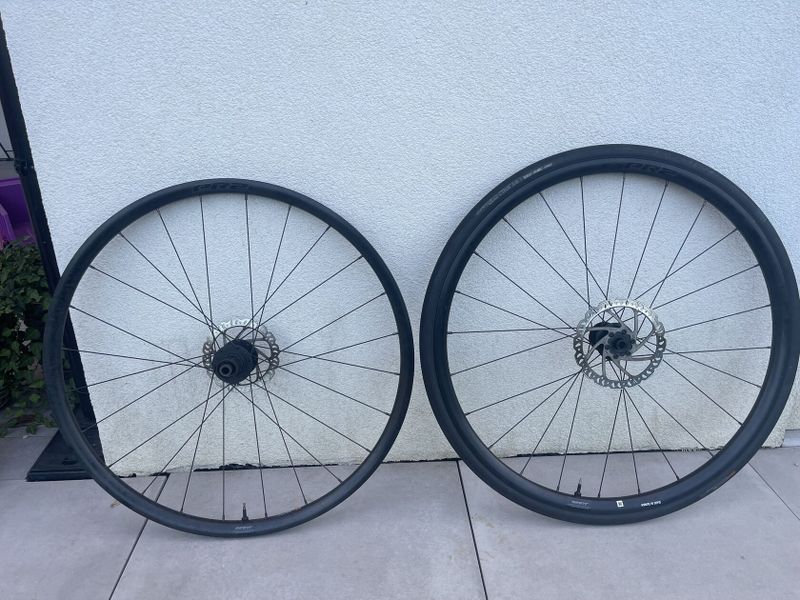 Výplety Giant P-R2 Disc wheelset, alloy bezdušové, včetně kotoučů 160/140.