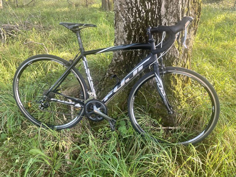 Silniční endurance kolo Fuji Sportif 1.1