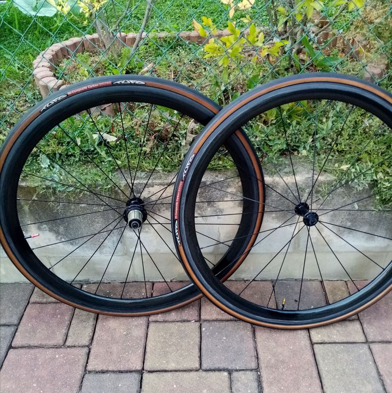 2x Karbon silniční kola klasická, ořech Shimano, rychloupínáky