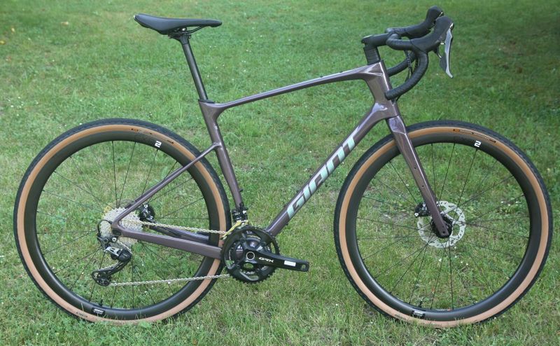 GIANT Revolt Advanced 0 2023 - velmi pohodlné gravel kolo s karbonovým rámem – NOVÉ