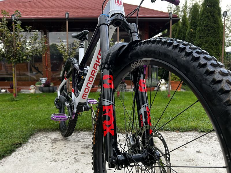 Mondraker Superfoxy Carbon R