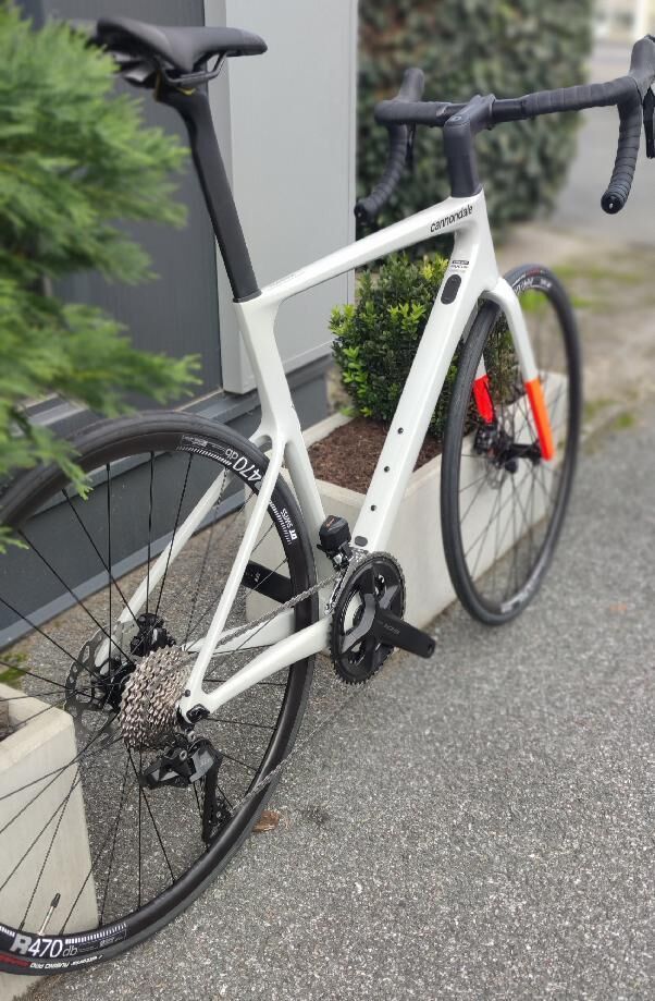 Prodám nové silniční kolo na elektronice zn. CANNONDALE Super Six EVO Carbon 3 (Chalk), vel. 54 cm 