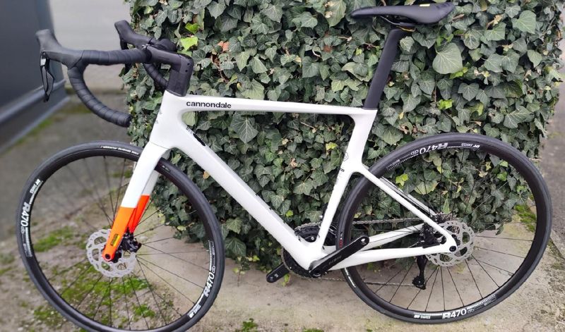 Prodám nové silniční kolo na elektronice zn. CANNONDALE Super Six EVO Carbon 3 (Chalk), vel. 54 cm 