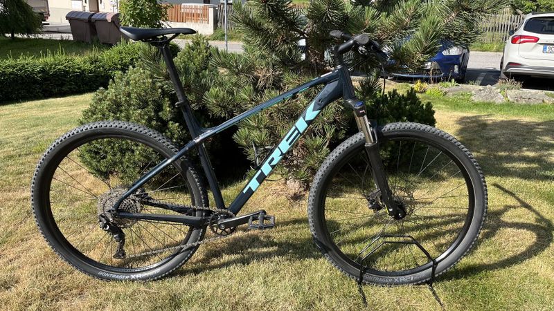 Trek Marlin 6, 29″ kolo ve velikosti XL (21″), barva tmavě modrá