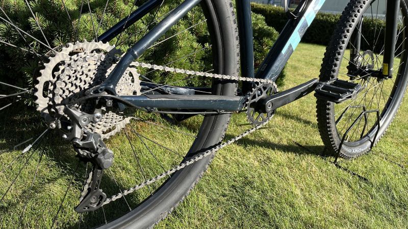 Trek Marlin 6, 29″ kolo ve velikosti XL (21″), barva tmavě modrá