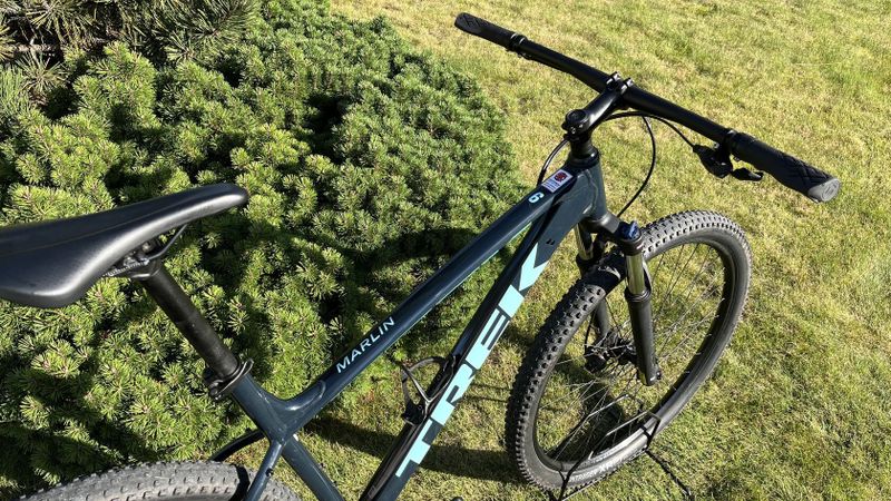 Trek Marlin 6, 29″ kolo ve velikosti XL (21″), barva tmavě modrá