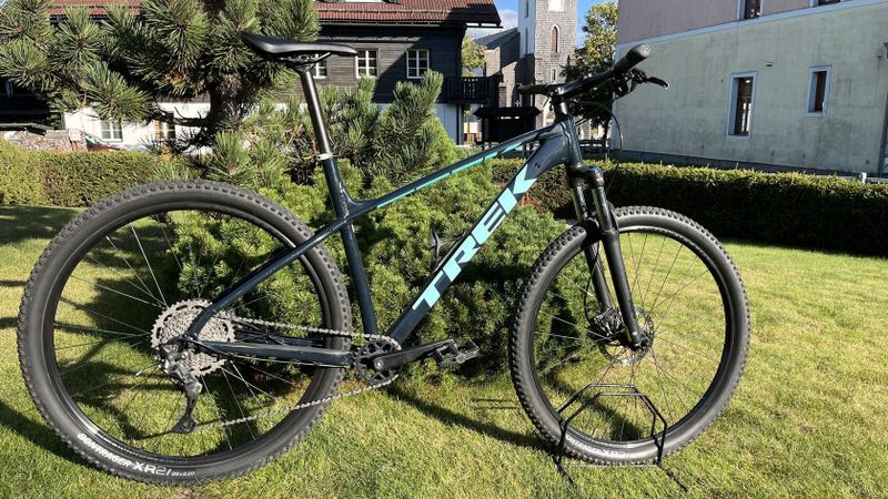 Trek Marlin 6, 29″ kolo ve velikosti XL (21″), barva tmavě modrá