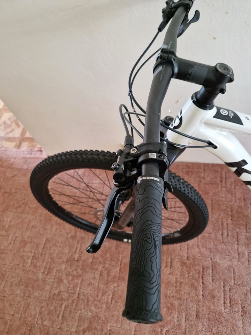 Prodávám z důvodu nevyužití tuto střelu.riditka 780 výbava deore vidlice rockshox recon,jednoplacka