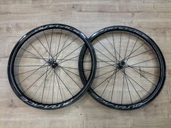 DURA-ACE WH-R9170 C40 - ZAPLETENÁ KARBONOVÁ KOTOUČOVÁ GALUSKOVÁ KOLA 