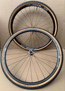 Gravel kola DT SWISS Disc, NOVATEC 411+412 SP + pláště SCHWALBE G-ONE TLE 40-622