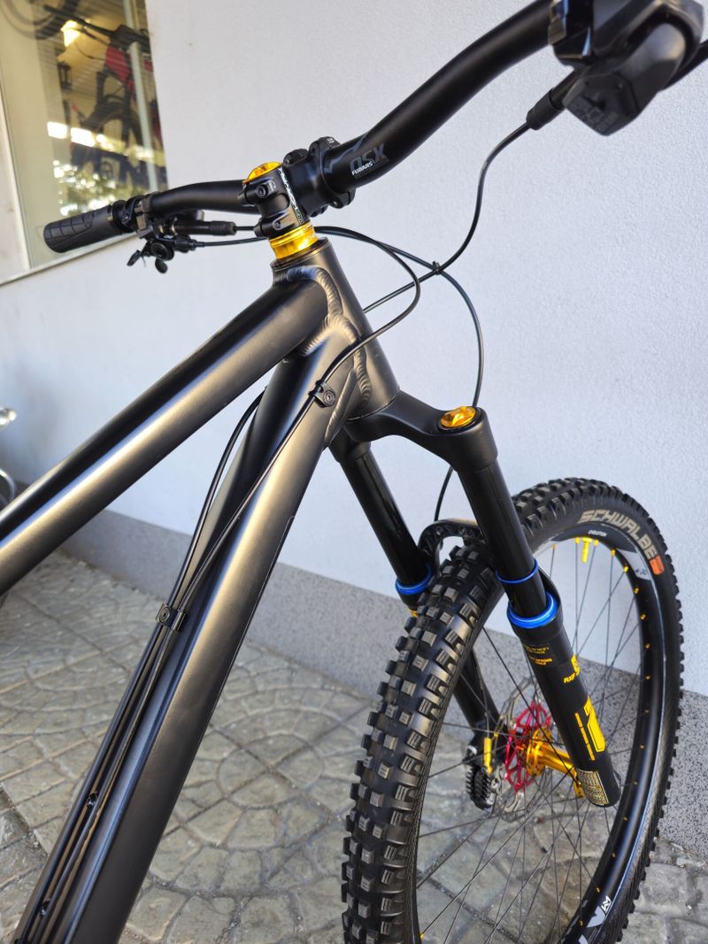 Horské kolo RAAW Madona V2.2 Ohlins AXS 29″ 