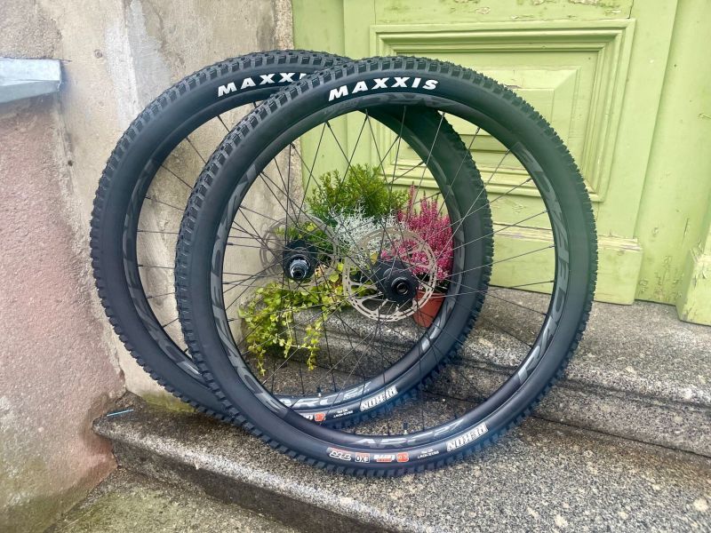 DT Swiss 370 + RF ARC 27 + Maxxis Recon 29x2.4