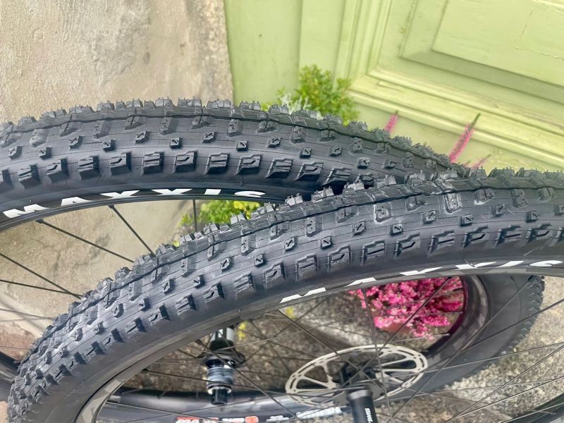 DT Swiss 370 + RF ARC 27 + Maxxis Recon 29x2.4