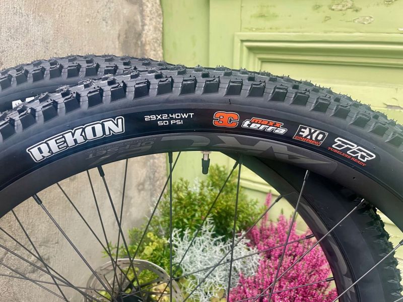 DT Swiss 370 + RF ARC 27 + Maxxis Recon 29x2.4