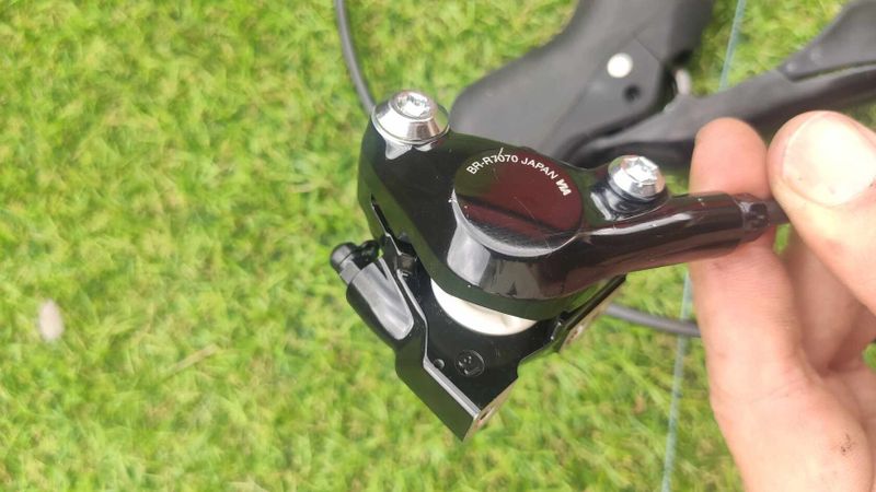 Brzdová páka Shimano ST-R7020 + přední třmen BR-R7070 - levá