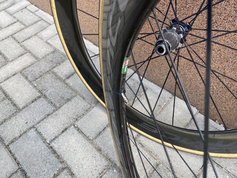 DURA-ACE WH-R9170 C60 - ZAPLETENÁ KARBONOVÁ KOTOUČOVÁ GALUSKOVÁ KOLA