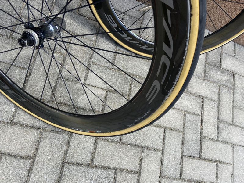 DURA-ACE WH-R9170 C60 - ZAPLETENÁ KARBONOVÁ KOTOUČOVÁ GALUSKOVÁ KOLA