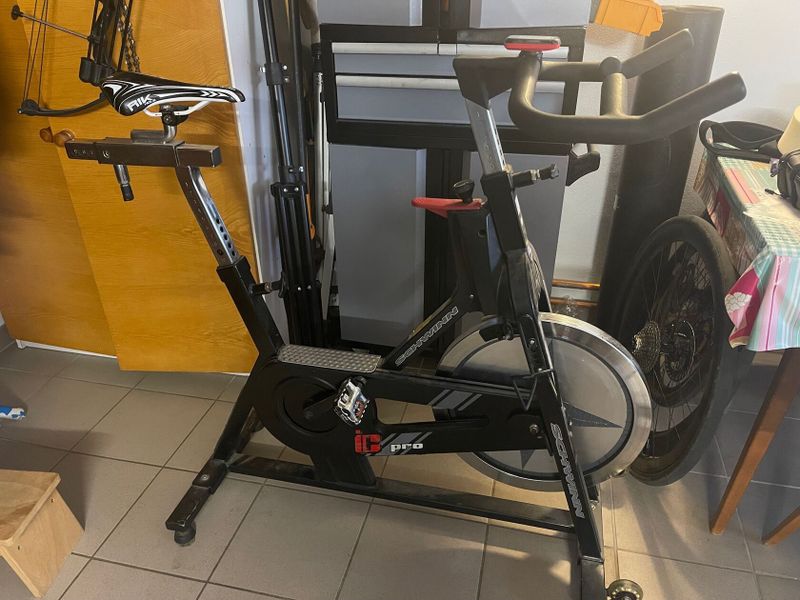 Prodám trenažér SCHWINN IC pro.