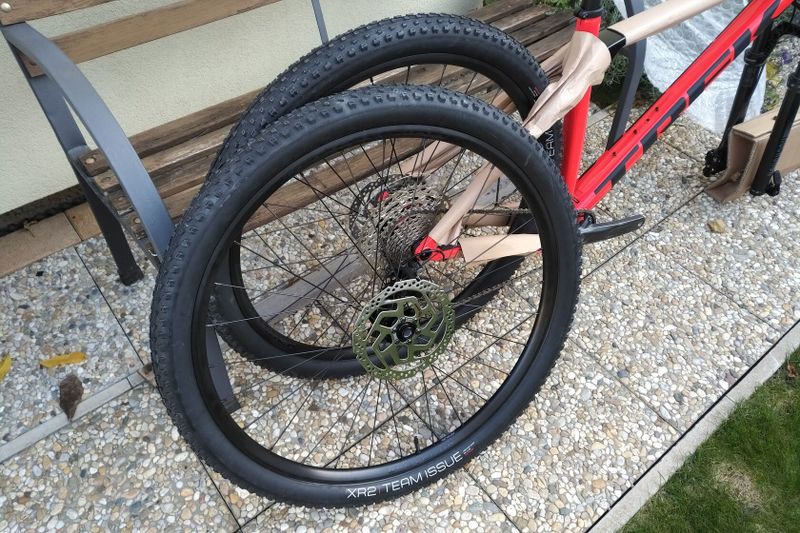 Kliky Shimano MT511, převodník 30 zubů, délka 175 mm.