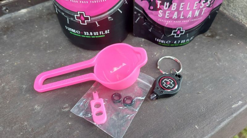 Muc Off No Puncture Hassle MTB Sealant tmel 1 litr 