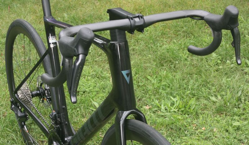 GIANT Defy Advanced Pro 0 Di2 2024 – špičkové endurance silniční kolo - NOVÉ