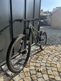 Specialized Status na custom komponentech