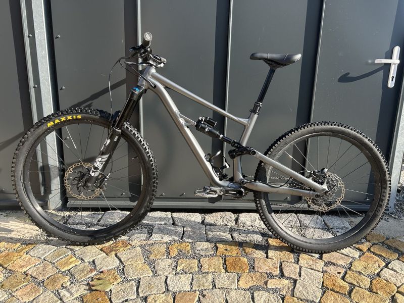 Specialized Status na custom komponentech