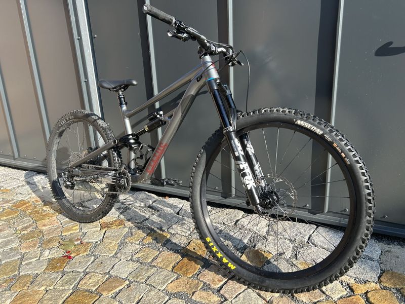 Specialized Status na custom komponentech