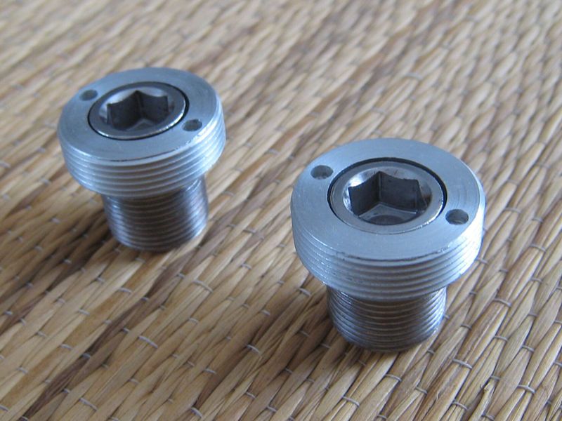 Nová sada SHIMANO Octalink středový šroub M15 x 12mm + alu prachovka M22