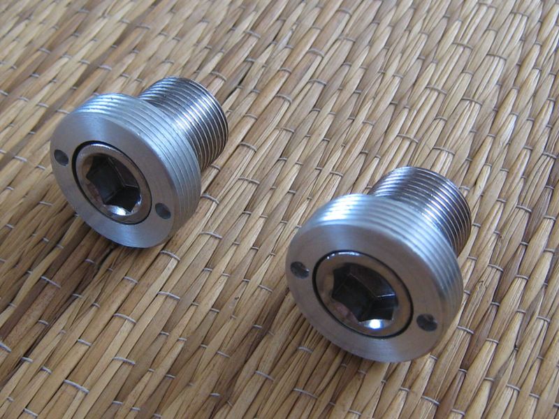 Nová sada SHIMANO Octalink středový šroub M15 x 12mm + alu prachovka M22