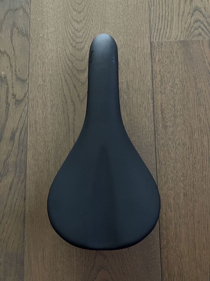 Sedlo Fabric Scoop Elite Flat - šířka 142 mm, cro-mo ližiny