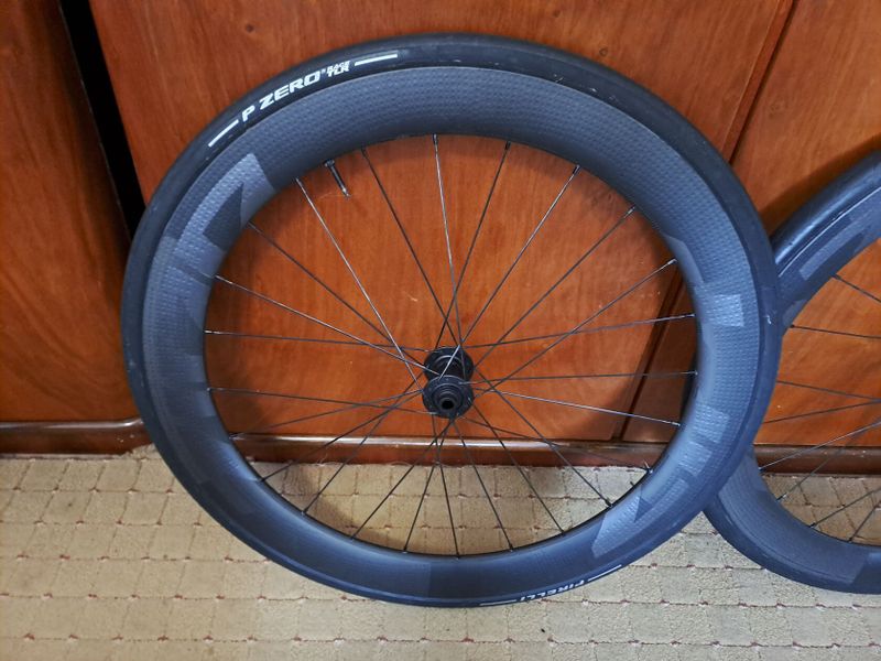 Bezdušová silniční kola Zipp 404 Firecrest Carbon Disc