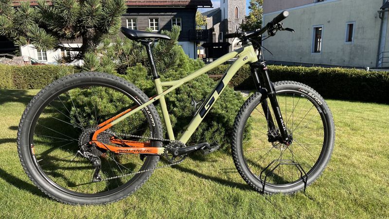 GT Avalanche Elite, 29″ kolo ve velikosti M (17″) 2023