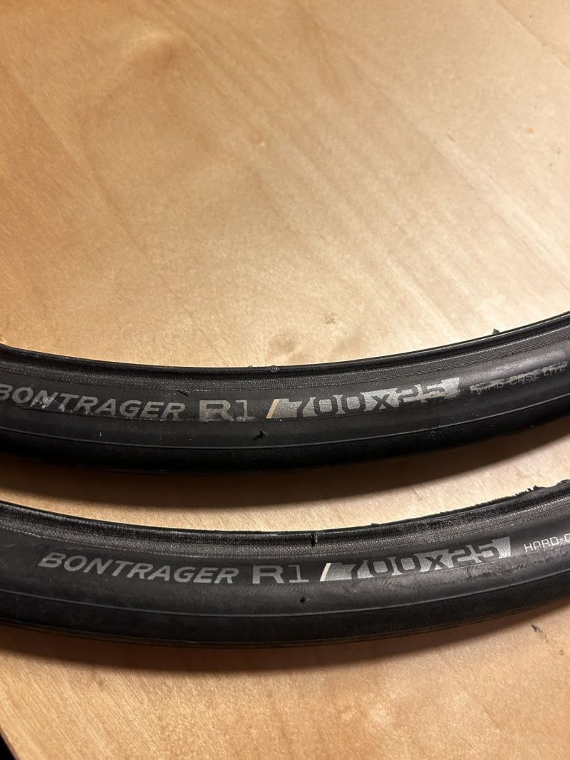 Silniční plášť Bontrager R1 Hard-Case Lite