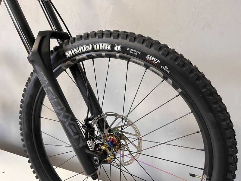 Nový sjezďák NS Bikes FUZZ 275 vel. L