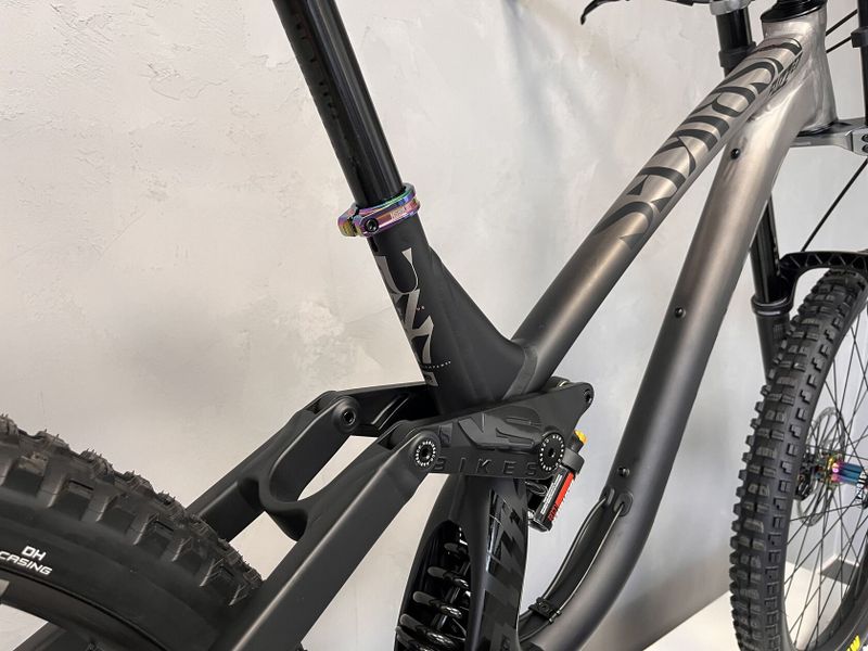 Nový sjezďák NS Bikes FUZZ 275 vel. L