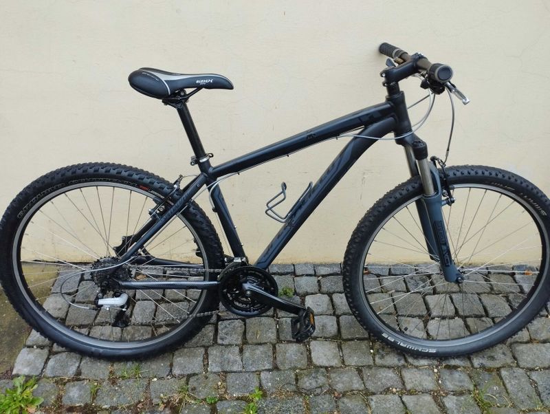 Horské kolo Specialized Hardrock 27,5; vel. rámu 16" pro výšku 155-165cm, 3x8 rychl