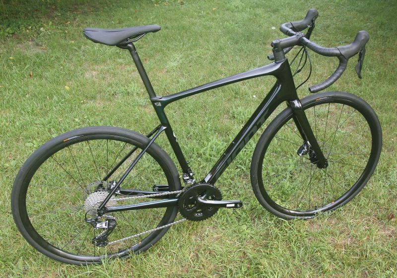 GIANT Defy Advanced 2023 - endurance silniční kolo s karbonovým rámem - NOVÉ