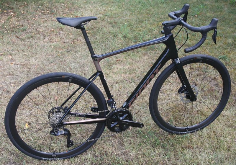 GIANT Defy Advanced Pro 2 Di2 2023, 2024 - endurance silniční kolo s karbonovým rámem - NOVÉ