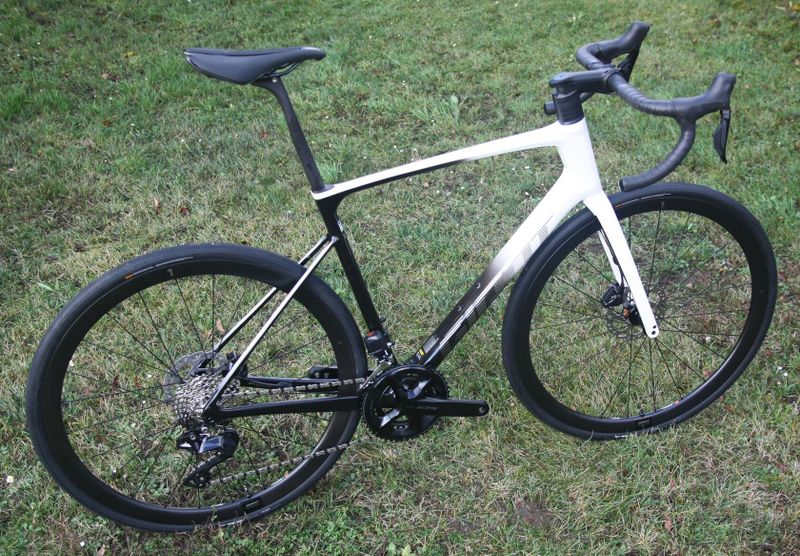 GIANT Defy Advanced Pro 2 Di2 2023, 2024 - endurance silniční kolo s karbonovým rámem - NOVÉ