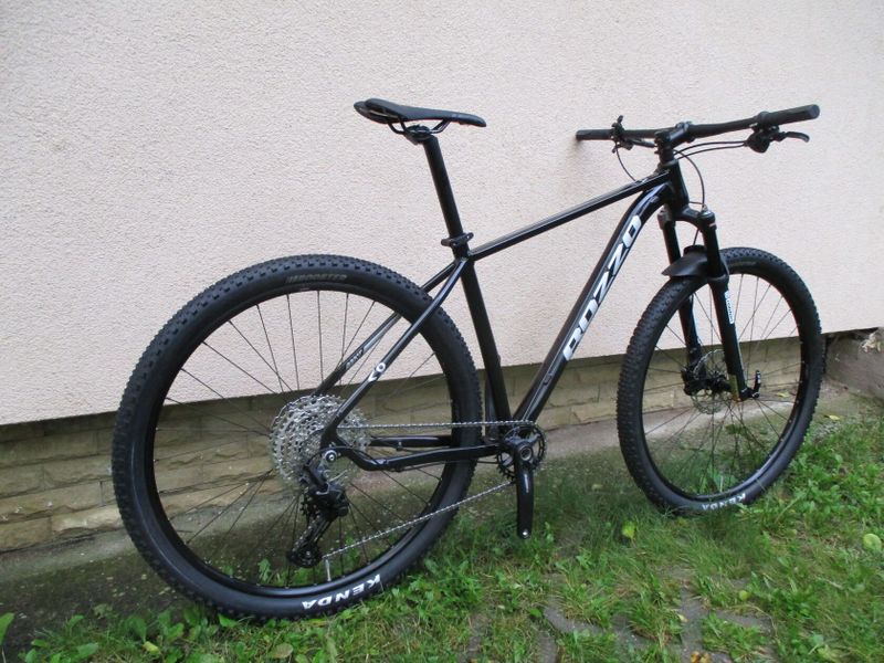 Nové 29" kolo ROZZO BOOST, vzduchová vidlice Suntour Raidon, osazení Shimano Deore 1x12, pevné osy