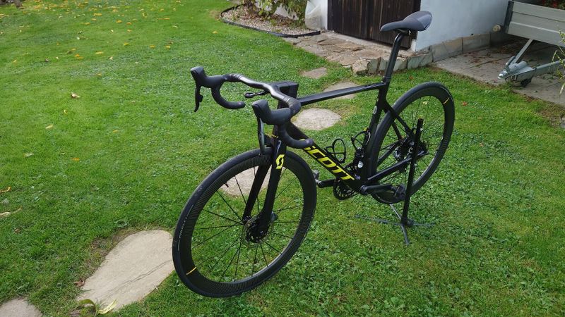 Scott Addict RC Pro, velikost 56/L, SRAM eTap AXS Force/RED + doplňky, cena od 90 000 Kč !