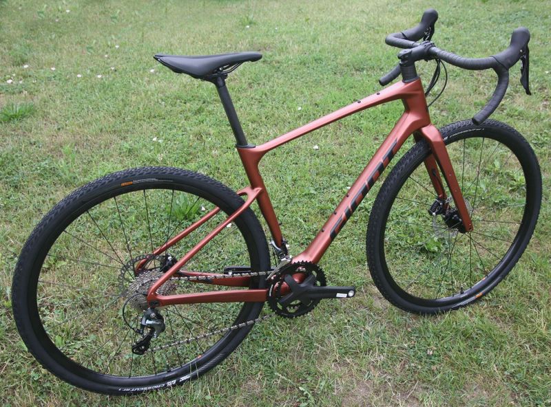 GIANT Revolt Advanced 3 2023 - velmi pohodlný gravel s karbonovým rámem – NOVÝ