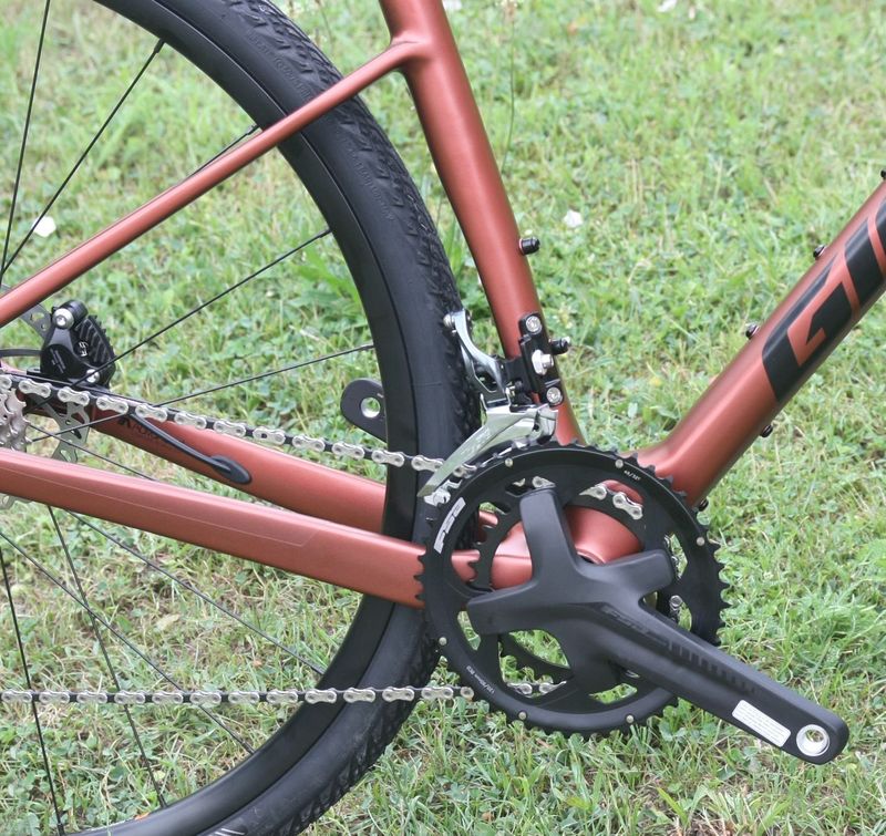 GIANT Revolt Advanced 3 2023 - velmi pohodlný gravel s karbonovým rámem – NOVÝ