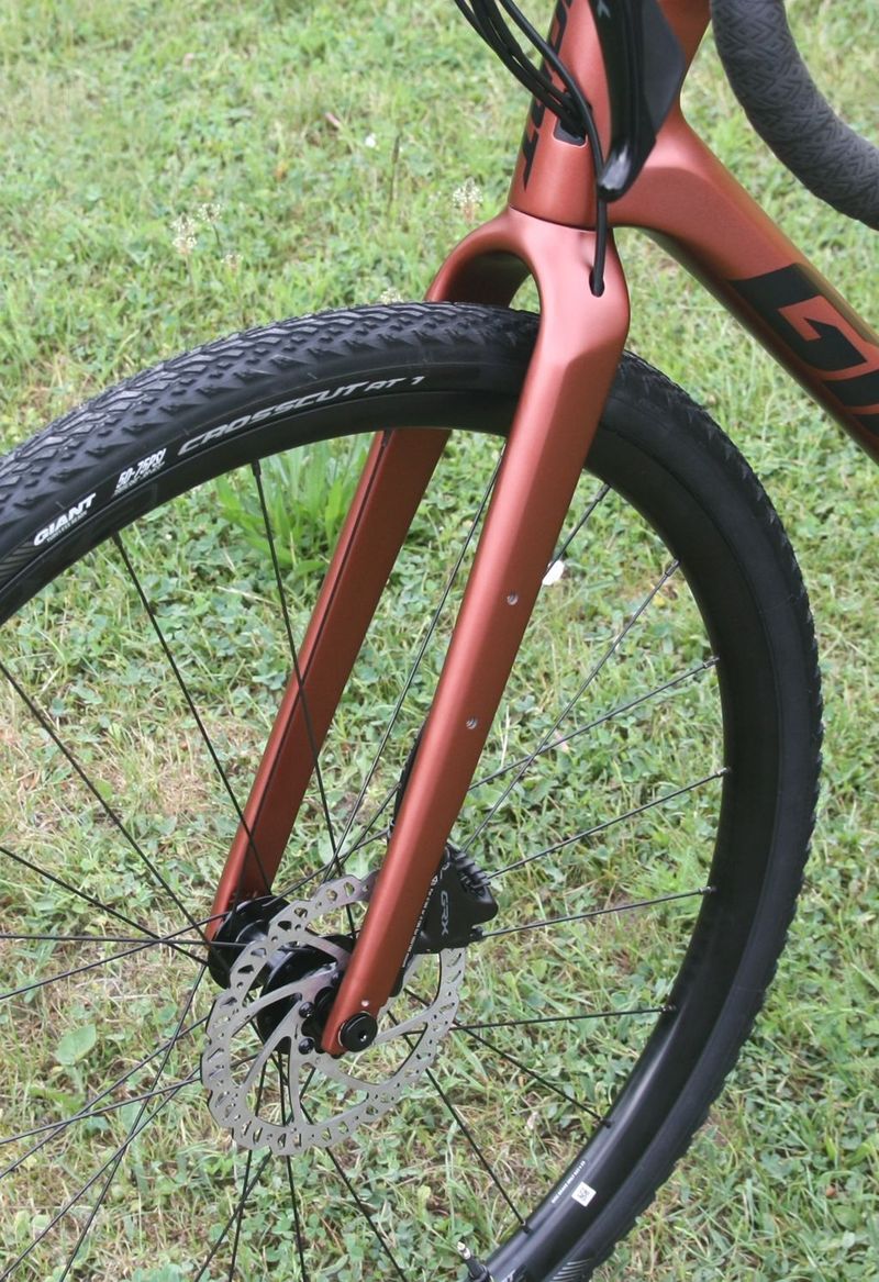 GIANT Revolt Advanced 3 2023 - velmi pohodlný gravel s karbonovým rámem – NOVÝ