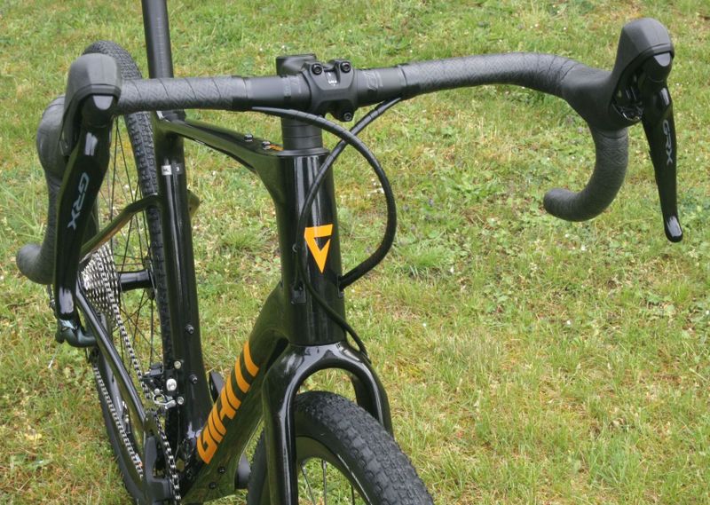 GIANT Revolt Advanced 3 2023 - velmi pohodlný gravel s karbonovým rámem – NOVÝ