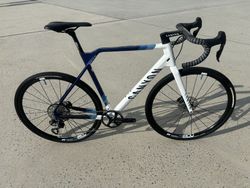 CANYON INFLATE CF SLX - gravel speciál - Shimano elektrika 1x11, kola DT, pláště Panaracer