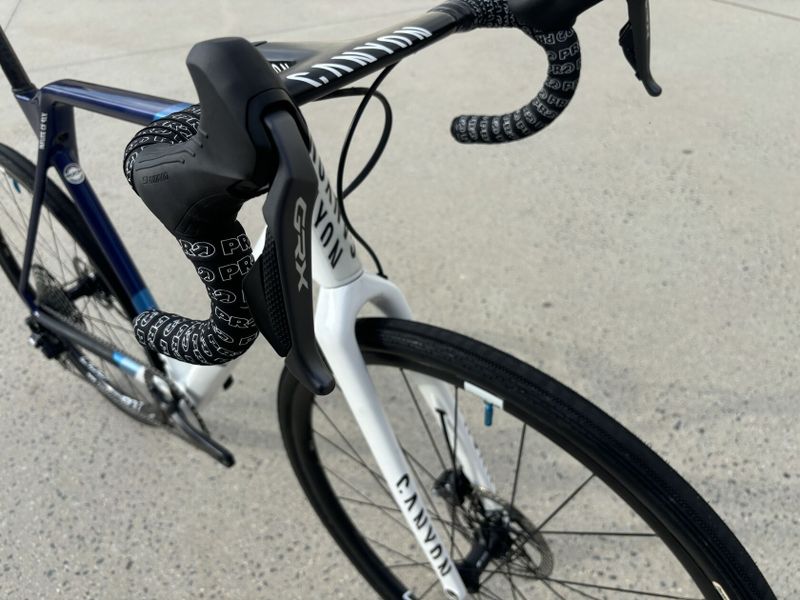 CANYON INFLATE CF SLX - gravel speciál - Shimano elektrika 1x11, kola DT, pláště Panaracer