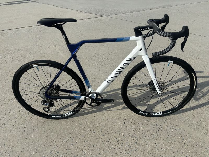 CANYON INFLATE CF SLX - gravel speciál - Shimano elektrika 1x11, kola DT, pláště Panaracer